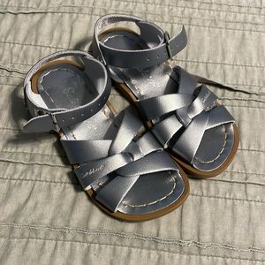 Silver salt water sandals kids  size 10 EXCELLENT CONDITION